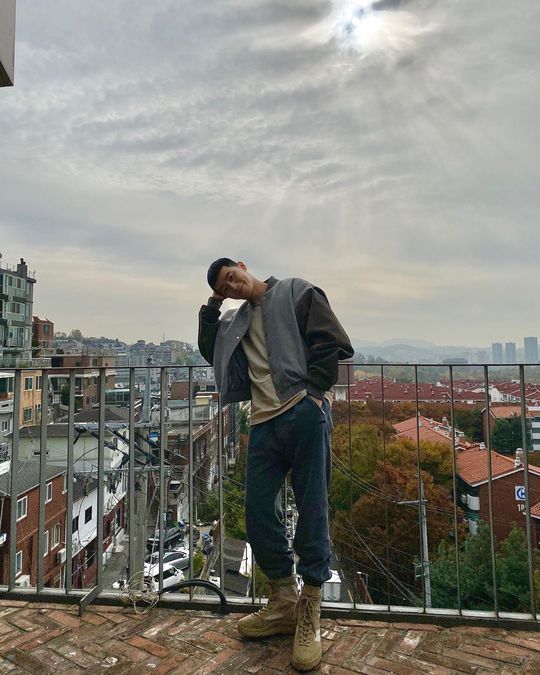 Actor Park Seo-joon has revealed a welcome recent situation.Park Seo-joon posted a picture on his Instagram on November 12.Inside the photo was a short-cut image of Park Seo-joon, who smiles brightly at the camera.Park Seo-joons disappearing small face size and a tall glamor catch the eye.The fans who responded to the photos responded such as Its more cool, Its really handsome, My brothers visuals are just light.delay stock