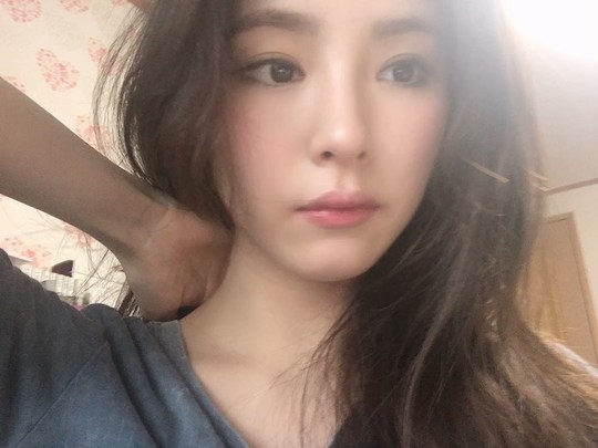 Actor Shin Se-kyung boasted of her innocent beauty.Shin Se-kyung posted a short video on November 12th with an article entitled Makeup Today on his personal Instagram.Shin Se-kyung in the video looked at his face through the camera and smiled with a satisfying smile. He also caught his eye with his beautiful features regardless of makeup.In the Shin Se-kyung post, fans commented that they were pretty such as purity itself and beautiful to save the country.Choi Yu-jin