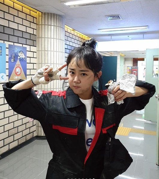 Actor Moon Geun-young showed off the scene of Catch the Phantom which is currently being filmed and showed the eternal national sister.On the 12th, Actor Moon Geun-young said through his personal Instagram account, I was referring to Spoyraba! Then! Lets start the war on trees!, with a cute article, encouraged the shooter.Especially in the photo that was released directly, Moon Geun-young is taking a cute pose like a celestial axis in a work clothes, and has caught the attention of fans with the eternal The Nations Little Sister.On the other hand, Moon Geun-young is currently playing the role of Phantom in the TVN monthly drama Catch Phantom starring Actor Kim Sun-ho, Jung Yoo-jin and Cho Jae-yoon.This drama is From the first car to the last car! Our underground is breathless than the ground! The familiar means of transportation of citizens Subway!The Subway Police Department, which protects it, painted a close-knit combo investigation that solves the case to catch a serial killer called Subway Phantom, and it will be aired on tvN at 9:30 tonight.Moon Geun-young Instagram caption