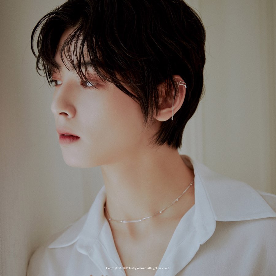 Group Astro Cha Eun-woo proved another face genius modifierOn the 11th, Astros official SNS posted a concept photo of the The Book version of the new album Blue Frame.As the concept teaser image of each members personality is released, fans are expecting more and more of the new Astro album to come back on the 20th.Especially, Cha Eun-woos teaser photo is shocked. He is surprised by the concept that he has not shown before.Above all, it has been playing a different role and 180 degrees different image in the recently concluded New Employee Rookie Historian Goo Hae-ryung, which is doubling expectations for comeback.It is different from the image, but it is still as much as Cha Eun-woos visual shock.The slightly raised waved hair styling adds to his luxury, and his excellent eyes seem to contain some unknowing stories.Astro, which Cha Eun-woo belongs to, will come back to the mini 6th album Blue Frame on the 20th.=