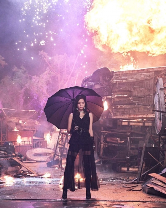 On the 11th, JiSoo released a photo on his Instagram with an article entitled For Blinks.The released photo is a scene in the music video DDU-DU-DU-DU which was released in June 2018.It shows intensity by wearing black umbrellas and clothes in a dark background with fire.This seems to have been released as a memorial to the music video of the song Tudududududou breaking through the YouTube view number A billion view.The fans commented on Perfect, My sister is so beautiful, I love you and A billion view congratulations.Meanwhile, BLACKPINK will hold a tour of the Japanese dome at Tokyo Dome next month, Osaka Kyocera Dome next January, and Fukuoka Yahoo Oak Dome in February.