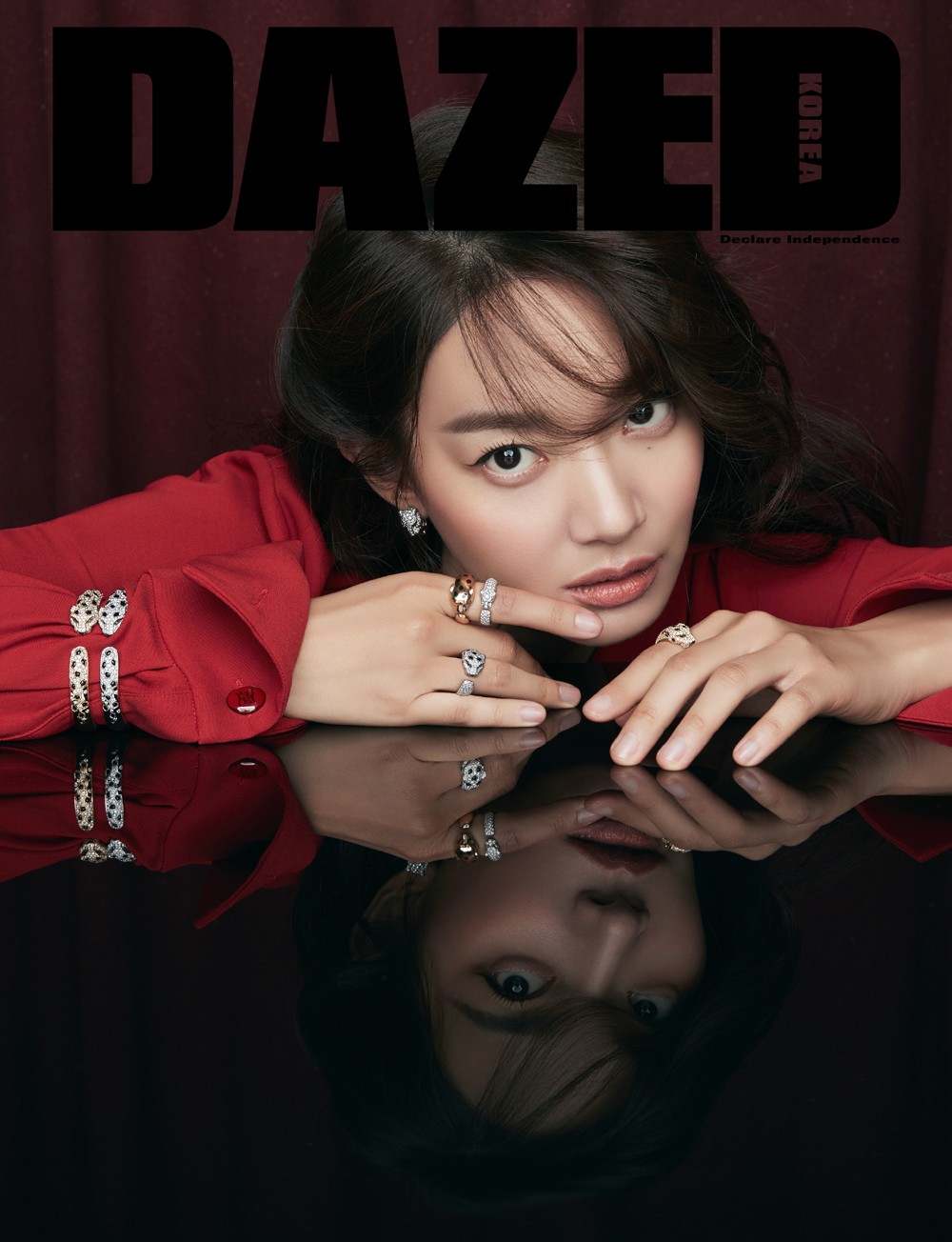 The elegance and intensity of Actor Shin Min-a was included in a cut picture.Shin Min-a, who returned to her home room through JTBCs new Mon-Tue drama Aide: Season 2 of People Moving the World, has set out as a cover Model for the December issue of the magazine Days.For this picture, Shin Min-a is known to have participated in the work of the pictorial cyan.The photo released on the 12th included Shin Min-a on the black table.His image in the picture, which looks at the camera with intense but elegant eyes, gives a thrill with a completely different impression from the character Kang Sun-young, who is acting in the Advisor.On the other hand, Shin Min-a is meeting with viewers through JTBCs Mon-Tue drama Advisor 2.