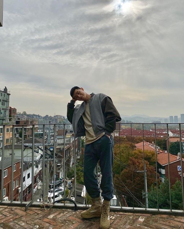 Actor Park Seo-joon gave her hairstyle a makeoverPark Seo-joon posted a picture on his Instagram on the 12th with an emoticon of Albam.The photo shows Park Seo-joon, who posed with a chestnut head, and a handsome force is still there.Park Seo-joon is currently in the midst of shooting JTBC Itaewon Klath.Itaewon Clath is a work that depicts the hip rebellion of youths who are united in an unreasonable world, stubbornness and guest, and Park Seo-joon plays the role of straight young man Park Sae-ro, who received Itaewon as one of his convictions.Itaewon Clath is scheduled to be broadcast in the first half of next year following Chocolate.
