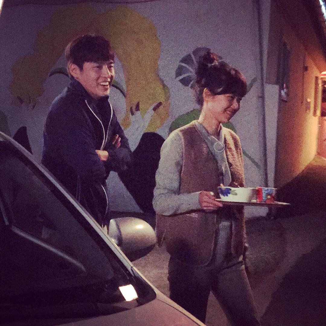Gong Hyo-jin X, Kang Ha-neul, heart-warming Miso and Kemi in the Heart-fluttering <p>Actress Gong Hyo-jin is 12, his Instagram is already popped the old days. . #Camellia with no hardthis photo with the two showing.</p><p>Public photos from the shooting scene in the brightly Miso to build and Gong Hyo-jin and Kang Ha-neul of captures there. A heart-warming two people of Kemi netizens who did.</p><p>The photo became public netizens viewers well know, mochi rice fairy, my only one, sister Bear is like such a variety of reactions.</p><p>Meanwhile, Gong Hyo-jin is KBS 2TV every Camellia need itappeared in China.</p>