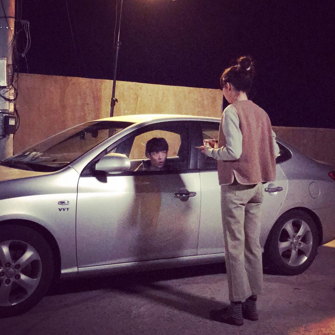 Gong Hyo-jin X, Kang Ha-neul, heart-warming Miso and Kemi in the Heart-fluttering <p>Actress Gong Hyo-jin is 12, his Instagram is already popped the old days. . #Camellia with no hardthis photo with the two showing.</p><p>Public photos from the shooting scene in the brightly Miso to build and Gong Hyo-jin and Kang Ha-neul of captures there. A heart-warming two people of Kemi netizens who did.</p><p>The photo became public netizens viewers well know, mochi rice fairy, my only one, sister Bear is like such a variety of reactions.</p><p>Meanwhile, Gong Hyo-jin is KBS 2TV every Camellia need itappeared in China.</p>