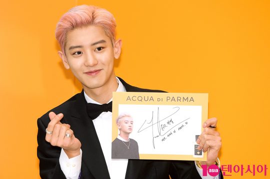 EXO Chanyeol attended a fan signing ceremony held at Hyundai Department Store in Seoul, Samsung-dong on the afternoon of the 13th.