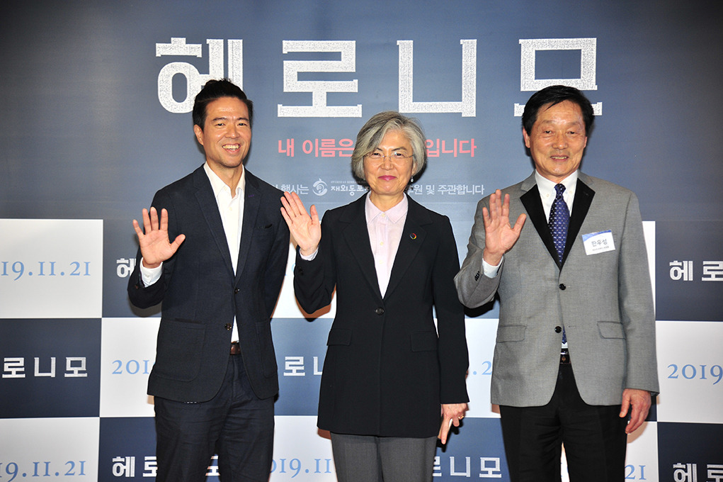 According to Connect Pictures on the 13th, VIP premiere of Heronimo held on the 12th was attended by Kang Kyung-wha, Jung Woo-sung, Noh Sa-yeon and James Moosong Lee.Heronimo is a documentary film that shares the emotions of hot country and diaspora through the random story of Korean heroinimo who participated in the Cuba revolution.The independence of Korea, the Cuba Revolution, and the identity of Correano, which has been going on for over 100 years, contains the dreams of Heronimo and Correano.Actor Jung Woo-sung, who has been steadily interested in social issues and has raised his voice, said he attended the premiere with his enthusiasm for director Jeon Seok-seok and his message Heronimo who showed his sincerity to his agency.It is a movie that asks a big question about who we should look at and communicate with the world through Korean immigration.Many Koreans were impressed by the pain that they had to leave their homeland, and the struggle and efforts to protect their country.It is a movie where everyone who lives in this age can feel many things. Singer Noh Sa-yeon, the main character of the song Meeting, which is hotly loved by overseas Koreans who are currently playing Korean and culture in Cuba and continuing their identity as a Korean, said, I did not think my song would be called out from a place far away.As a singer, it is touching and clunky: the fact that a song can bring all our hearts together is clunky, glorious, and happy.I want you to see how history has flowed and how we are here by watching this movie. He conveyed his impression of his songs and movies that resonate in his work.James Moosong Lee said, The meeting between this movie and the Korean people seems to have been a wind, not a coincidence.I hope that Heronimo will be the starting point for supporting the diaspora spread throughout the world together. The VIP premiere, sponsored by the Overseas Koreans Foundation, was attended by Chairman Guizhou of the Overseas Koreans Foundation, Superintendent Lee Jae-jung of the Gyeonggi Provincial Office of Education, and Chairman Chang Wan-ik of the Special Investigation Committee on Social Disasters.In particular, Chairman Guizhou of the Overseas Koreans Foundation, who has been involved in the production process of the film, said, There is a truth that director Jeon Seok wants to tell all of us.We will be the eyes and ears to see and hear the truth. Heronimo will be released on Monday.