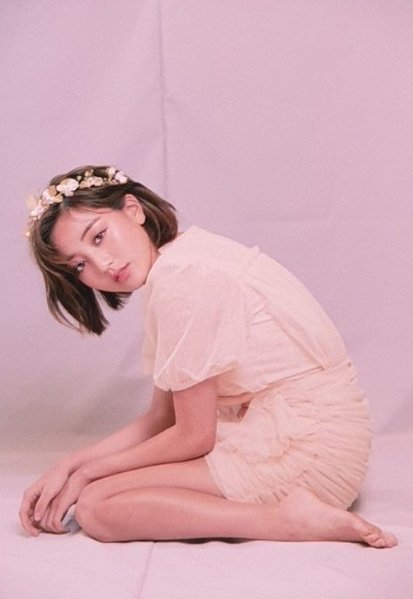 Jihyo posted several photos on TWICE official SNS with Butterfly emoticons on the 13th.In the photo, Jihyo is in the photo shoot. He poses in colorful poses wearing a dress and a flower tube.Meanwhile, group TWICE, which Jihyo belongs to, recently returned home from the concert of 2019 TWICELIGHTS (2019 TWICE Ritz) held in Japan.