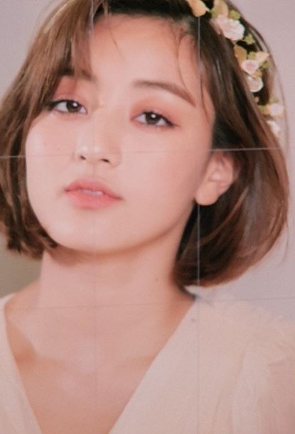 Jihyo posted several photos on TWICE official SNS with Butterfly emoticons on the 13th.In the photo, Jihyo is in the photo shoot. He poses in colorful poses wearing a dress and a flower tube.Meanwhile, group TWICE, which Jihyo belongs to, recently returned home from the concert of 2019 TWICELIGHTS (2019 TWICE Ritz) held in Japan.
