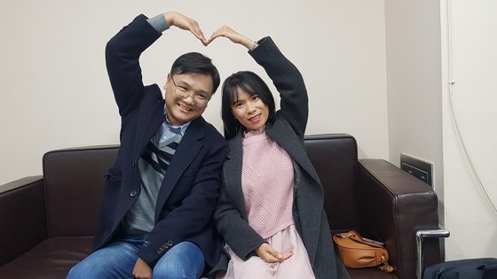 인도네시아 바우바우시 출신 뜨리(왼쪽)와 남편 강민구씨는 지난해 9월 결혼했다. 뜨리는 쯔아쯔아족이 거주하는 마을 학교에 보조교사로 일하며 한글을 가르치고 있다. 최종권 기자
