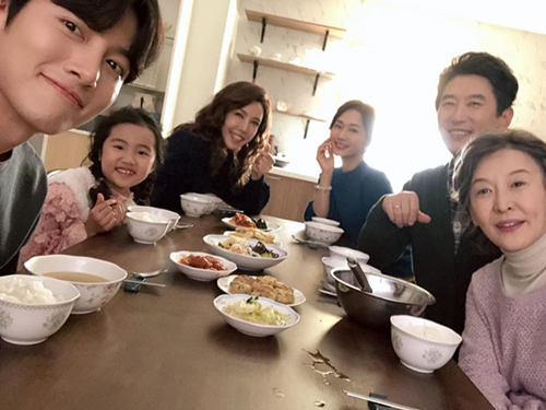 Actor Ji Chang-wook has unveiled a meal with Actors.On the 13th, Ji Chang-wook posted a picture and article on his Instagram account.Ji Chang-wook said, My family, who had the most meals except our staff during the filming period, suffered too much.Thank you. Actor Yoon Seokhwa, Kim Won Hae, and Jeon Soo Kyung all smile brightly and stare at the camera with a bright look, making them smile at the mouth of the viewers.Ji Chang-wook is appearing on TVN drama I Melt Me.