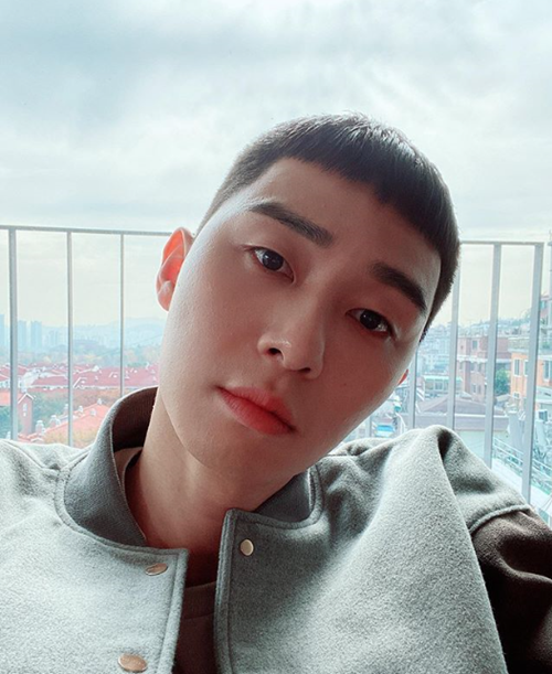 Actor Park Seo-joon showed off his piece-like visualsOn the 13th, Park Seo-joon posted a picture on his Instagram account without any writing.The photo shows Park Seo-joon, who has a short hair in the shape of a chestnut, taking a selfie.His eyes, staring at the camera with his faint eyes, also make the fans feel excited.Park Seo-joon will appear in JTBCs new gilt drama Itaewon Klath, which is scheduled to air in 2020.