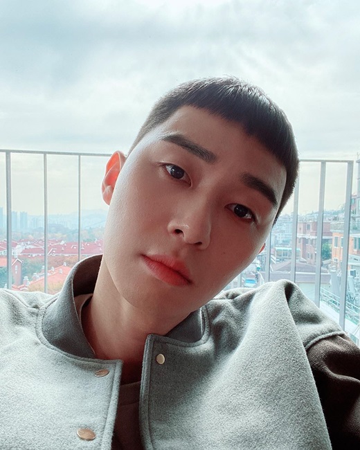 Actor Park Seo-joon has been in full swing with personality.Park Seo-joon posted a picture on his instagram on the afternoon of the 13th with an emoticon of Albam.In the open photo, he tilts his head and stares at the camera, giving him a sense of warmth.The dark eyebrows and clear features are also outstanding.The fans who encountered the photos responded with a heated response such as It is so cute, It is digesting the head of the night, It is good looking today and It is good looking even if it comes close.On the other hand, Park Seo-joon appears in JTBCs new gilt drama Itaewon Clath.Itaewon Clath is a drama based on the next webtoon of the same name. It depicts the hip rebellion of youths who are united in unreasonable world, stubbornness and guest.Actors Kim Da-mi, Yoo Jae-myeong and Kwon Na-ra also appear.