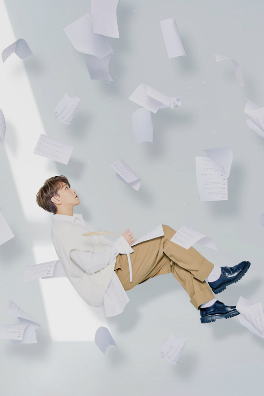Holy People released the first Mini album Orgel Teaser image.Sungmin opened a picture of the new album for two days from 10 am on November 12, and attracted attention with a surreal concept such as a scene where the score was blown and holy people floated in the air, and Sungmin on a large newspaper paper boat.Especially, this album and the title song Orgel of the same name are more anticipated because it is an acoustic genre that gives emotional orgol sound to guitar melody and gives warmth.The lyrics that cross the Sight of Orgol and the Sight of Orgol, which enhance the immersion, are also impressive.bak-beauty