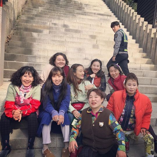 Actor Gong Hyo-jin released the shooting scene of KBS 2TV drama Camellia Phil.On November 13, Gong Hyo-jin wrote in his instagram, Our local sisters Hongsim (the people who carry the heart of Ongsan) But this is... an agenda for Jungine only.Hull and posted a picture.Inside the photo, there are pictures of the residents of Ongsan in the gathering Camellia Phil: Gong Hyo-jin is smiling at the camera.Kang Ha-neuls chic look as she climbs the stairs also stands out.The fans who responded to the photos responded such as I love you sisters, I am in the world, I am happy ending.delay stock