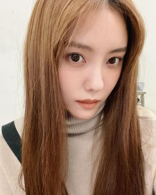 Hyomin presents selfie after Hair coloringGroup T-ara member Hyomin shared a picture on her Instagram account on November 13 with the phrase Brown.In the photo, Hyomin stares into the camera after a pair of hair colorings in brown, showing off his distinct eye ratio and beauty.han jung-won