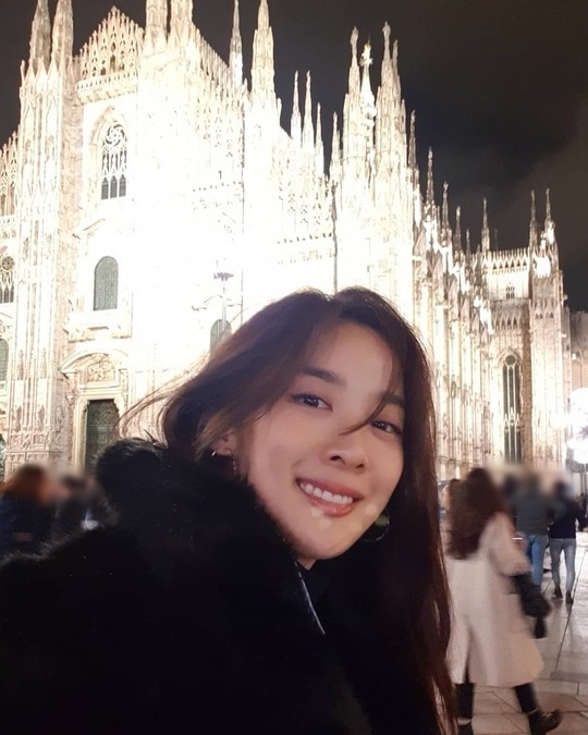 Actor Lee Chung-ah showed off her elegant beauty.Lee Chung-ah wrote on his Instagram on November 13, Peace for the people I love; today the pictures also have droplets of light.Thank you to the little Virgin who shines beautifully at the highest point of the spire. The photo shows Lee Chung-ahs selfie, Lee Chung-ah, smiling brightly at the camera and revealing an extraordinary visual.Lee Chung-ahs emotional atmosphere blends with the beautiful The Night Watch.Park So-hee