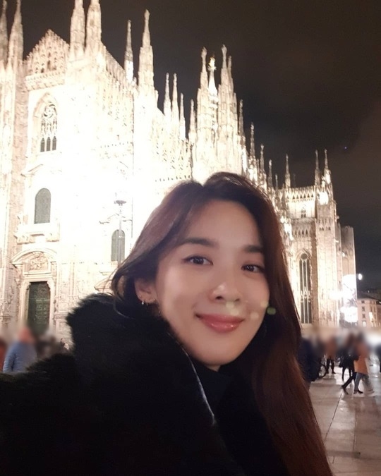 Actor Lee Chung-ah showed off her elegant beauty.Lee Chung-ah wrote on his Instagram on November 13, Peace for the people I love; today the pictures also have droplets of light.Thank you to the little Virgin who shines beautifully at the highest point of the spire. The photo shows Lee Chung-ahs selfie, Lee Chung-ah, smiling brightly at the camera and revealing an extraordinary visual.Lee Chung-ahs emotional atmosphere blends with the beautiful The Night Watch.Park So-hee