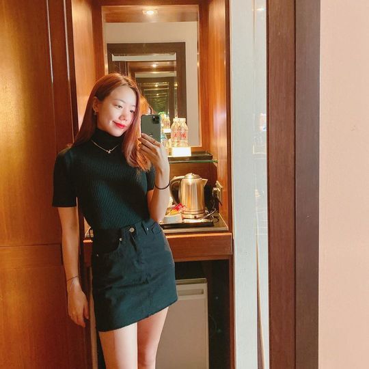 Kim Nam-joo showcases Sic All Black Everything fashionGroup Apink member Kim Nam-joo posted an emoticon and a photo on her Instagram on November 13.Kim Nam-joo in the photo is taking a mirror selfie in a black knit and skirt, which thrilled fans with a bright smile and a sloppy figure.han jung-won