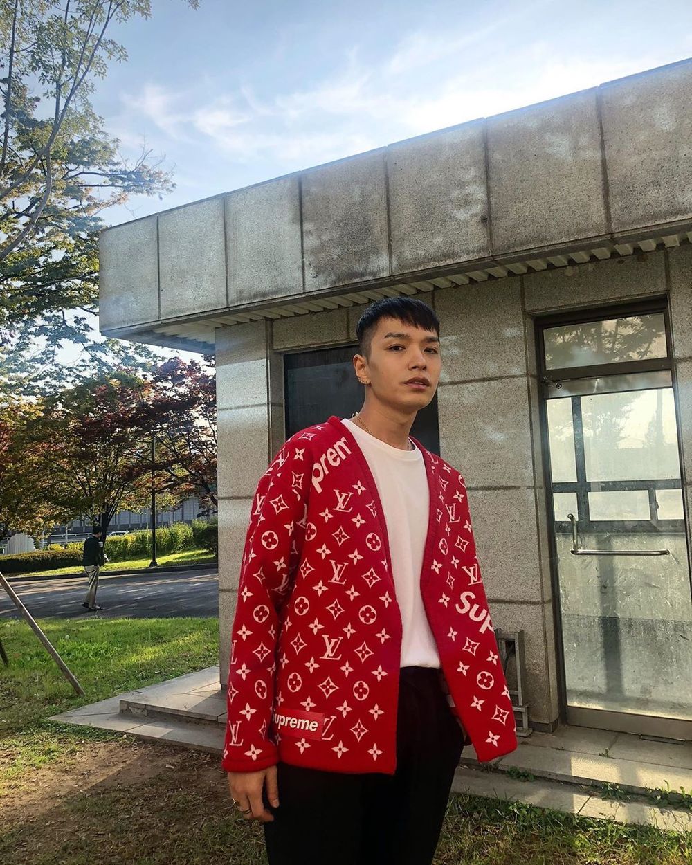 Rapper Simon Dominic showed off his extraordinary charismaSimon Dominic posted three photos on November 13 with an article entitled Put your pockets quickly on his instagram.Simon Dominic in the public photo is showing a sense of fashion with a Red cardigan: Simon Dominic staring at the camera with chic eyes.His cold atmosphere snipers the hearts of his fans.Park So-hee