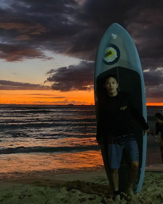 Band CNBLUE member Jung Yong-hwa reported on the latest situation.Jung Yong-hwa posted a photo on his instagram on November 13 with an article entitled Surfing. Surfing. Freedom Every Day.The photo shows Jung Yong-hwa enjoying his daily life on the beach. After the discharge, his more watery appearance catches his attention.kim myeong-mi