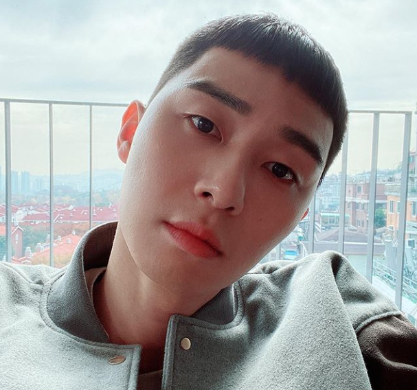 Actor Park Seo-joon boasts a warm charm with SelfiePark Seo-joon posted Selfie on his social media on Thursday.Park Seo-joon boasts a manhood with a short Hair style in the picture; the look of Park Seo-joon staring at the camera robs his gaze.Park Seo-joon began his acting career in the drama Dream High 2 in 2012.Since then, she has become very popular with her appearances in Witchs Love, Killmy Hilmi, She Was Pretty, Gallery, Ssam My Way, and Why is Kim Secretary?Now Park Seo-joon will appear on JTBCs Itaewon Clath to air in 2020