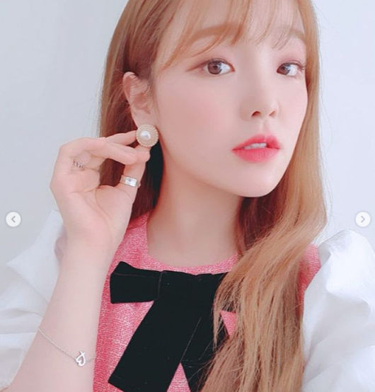 Group OH MY GIRL Seung Hee boasted beautiful look as the water rose day by day.Seung Hee posted a picture on the official SNS of OH MY GIRL on the 13th, #Seung Hee # Follow Me 12 After 7 oclock!!! Wednesday with our shooter, Seung Hee, is # happyIn the open photo, Seung Hee is wearing a pink costume and boasts a cute charm.Seung Hees beautiful look, which has been watered with blonde hair, focuses the attention of many.Seung Hee made his debut in 2015 as a member of OH MY GIRL.OH MY GIRL was very popular with the release of songs such as Bungee, Five Seasons, Secret Garden, and Fireworks Play.Fashion & Follow Me 12 starring Seung Hee is broadcast every Wednesday at 7 pm.