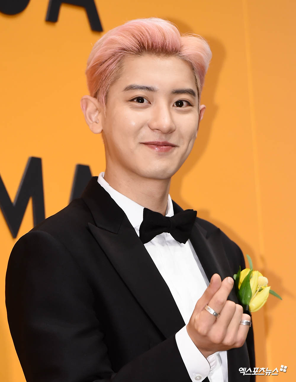 EXO Chanyeol, who attended an Italian representative classical perfume brand fan signing ceremony held at Hyundai Department Store Trade Center in Samsung-dong, Seoul on the afternoon of the 13th, has photo time.