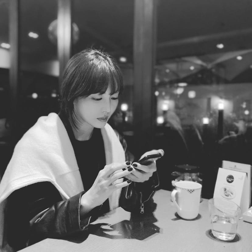 Actor Kim So-yeon showed off her Beautiful looks that became beautiful day by day.On the 13th, Kim So-yeon posted two photos on his instagram .In the black and white photo, Kim is spending time in a restaurant with two acquaintances, Kim So-yeon wearing a bright color cardigan on a dark jacket and looking at his cell phone.KBS 2TV weekend drama My most beautiful daughter in the world starring Kim So-yeon ended on September 22nd.Photo = Kim So-yeon Instagram  