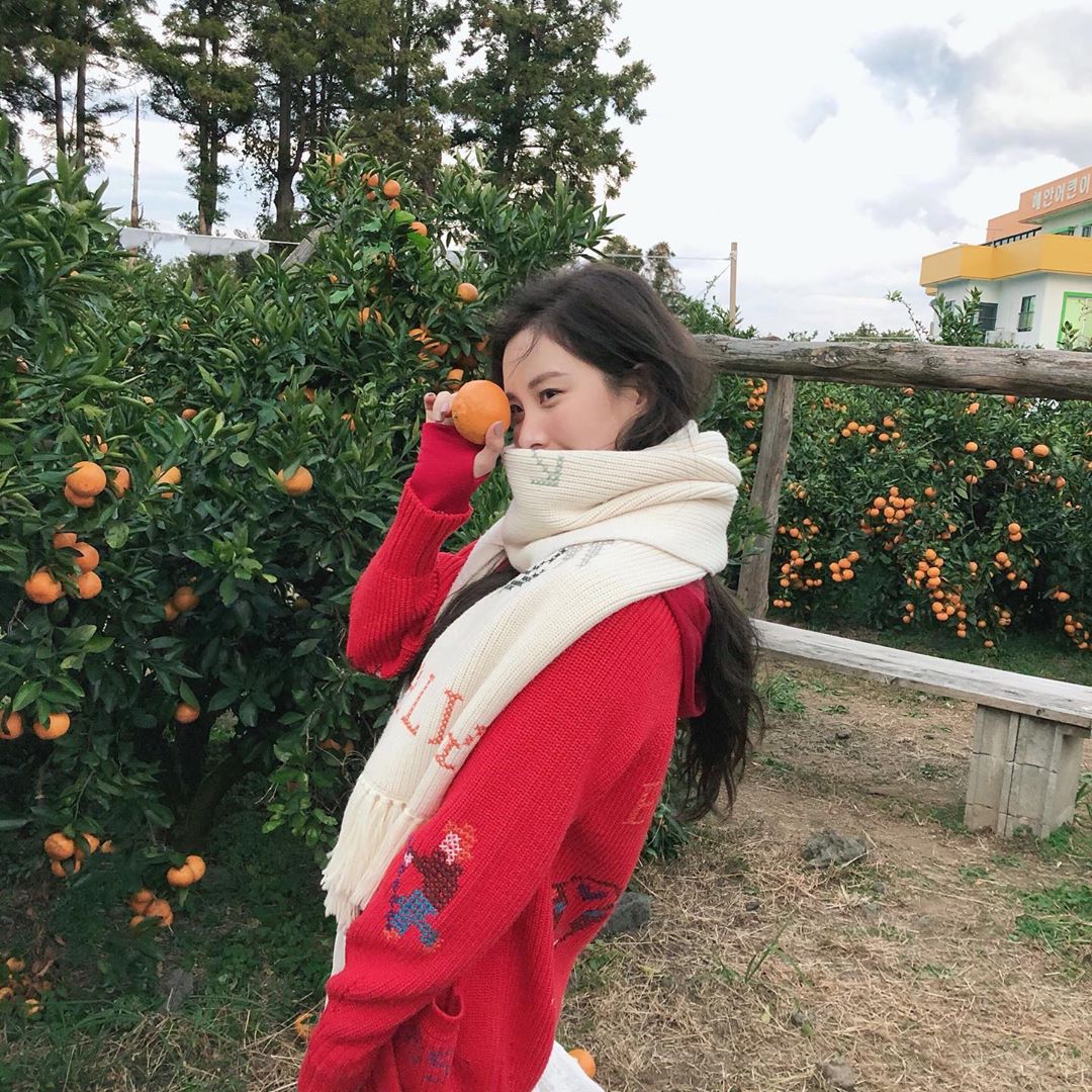 Girls Generation Seoul has unveiled a winter picture behind-the-scenes cut.On the 13th, Seohyun posted two photos on his instagram and #singles December issue.In the photo, Seohyun is wearing a red knit and a white scarf in a tangerine field; Seohyun is covering his left eye with a tangerine, and is smiling with his mouth covered with a scarf.Seohyun released a remake album, Respect Legend (first) in March.Photo = Seohyun Instagram