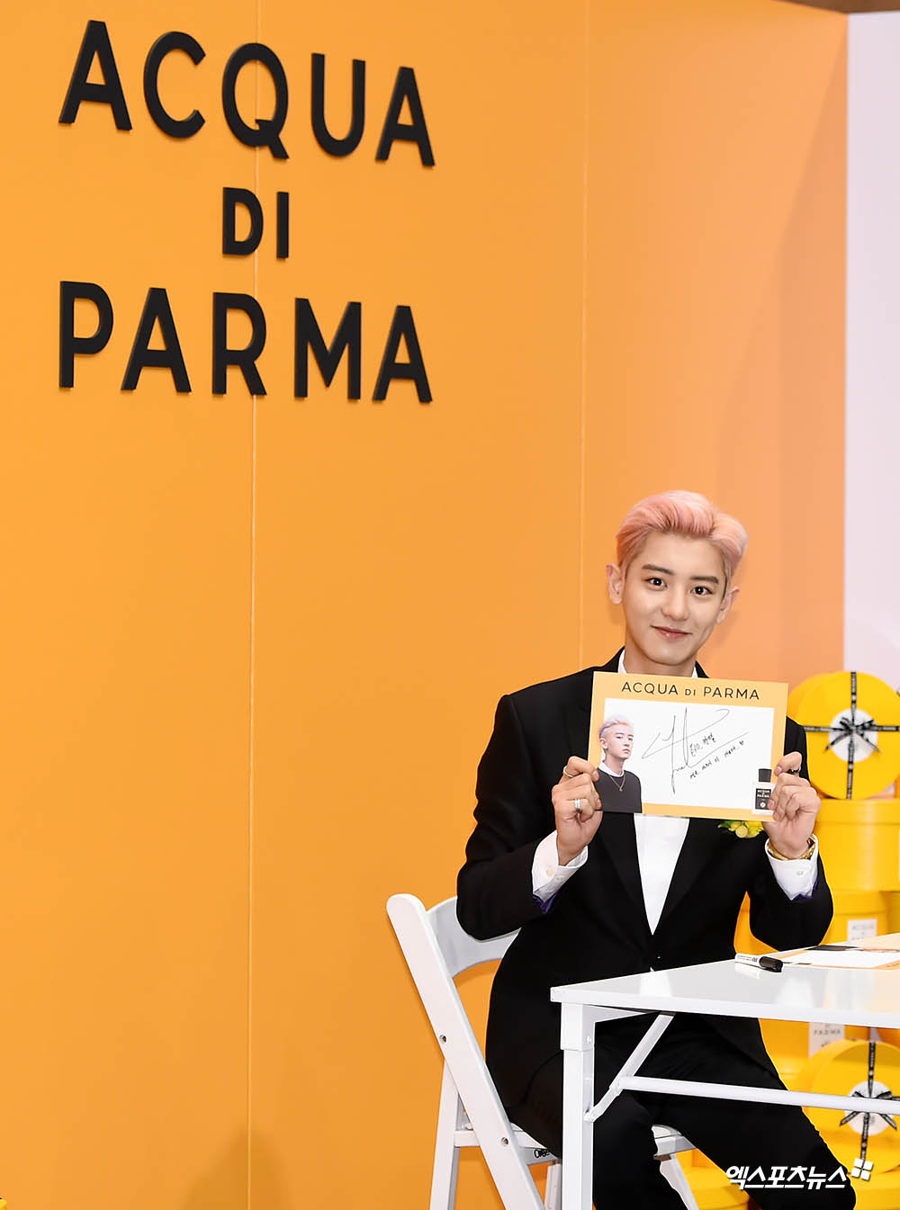 EXO Chanyeol, who attended the fan signing ceremony of Aqua Di Parma (ACQUA DI PARMA), the representative Italian classic perfume brand, held at Hyundai Department Stores Trade Center in Samsung-dong, Seoul, on the afternoon of the 13th, has Photo Time.