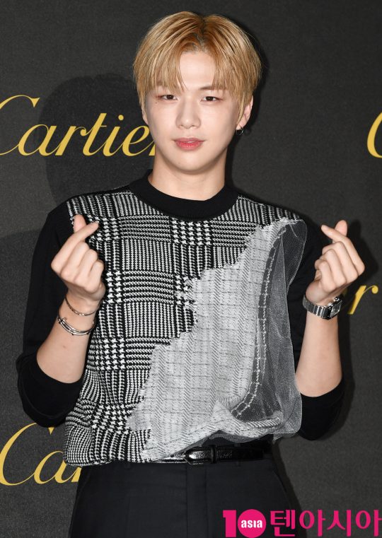 Singer Kang Daniel was ranked # 1 on November 14th on Movie update with a star who wants to watch a movie together.Seven Edu, an elementary, middle and high-end Internet mathematics education company, conducted a survey of 3,533 people from October 14 to November 11 on Movie updates.As a result, Kang Daniel (2,541 people, 71.9%) was selected as the top star to watch movies together on Movie update.Park Bo-gum (699, 19.8%) ranked second, Baekhyun (123, 3.5%) ranked third in group Exo, and V (40, 1.1%) in group BTS.Kang Daniel was the center of Wanna One, a project group of Mnet Produce 101 Season 2 in 2017.In July, Kang Daniel finished his long absence and soloed his album Color on Me.Kang Daniel is a Wanna One center and has been loved by many people with its colorful charm.It is thanks to the cute appearance and the smile that stimulates the womans heart. 