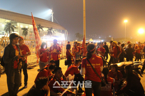 베트남 축구팬들이 14일 베트남 하노이 미딩 국립경기장에서 열린 2022년 카타르 월드컵 아시아 2차예선 베트남-UAE전 앞두고 응원 준비를 하고 있다. 하노이 | 이용수기자