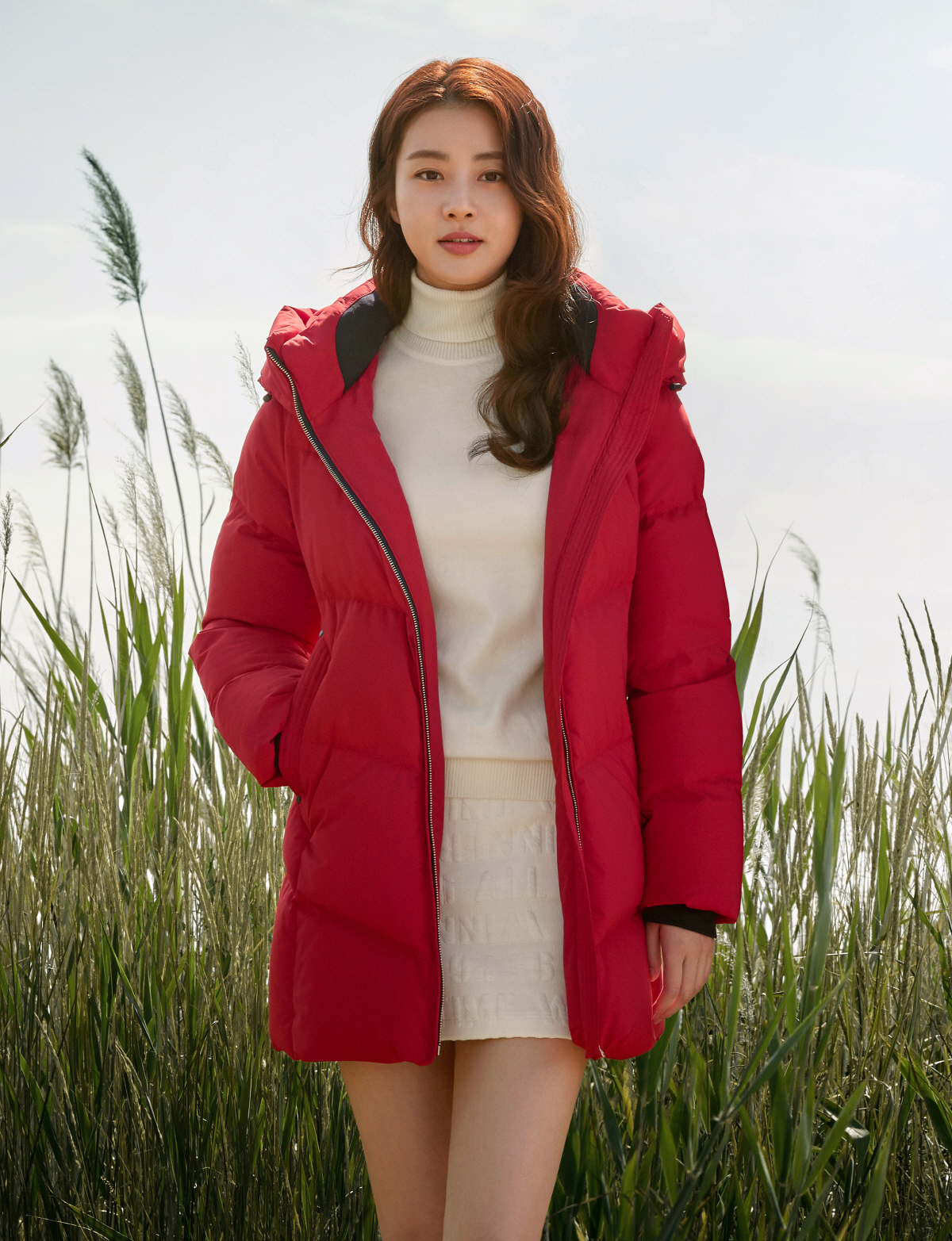 Actor Kang So-ra proposed an atmosphere winter coordination through a winter pictorial.Kang So-ra has released a winter picture in a clothing brand that is working as a model.Kang So-ra in the picture has a stylish yet refreshing winter look from the down jumper of elegant style pertriming to the sporty style of typography.Kang So-ra boasts a perfect pale-colored charm from chic charm to lovely appearance with natural expression, pose and unique deep eyes.This picture, which can get a glimpse of the superior ratio and elegant sensibility of Kang So-ra, a pictorial artisan, can be found on the official website of Phantom Sports and blogs.