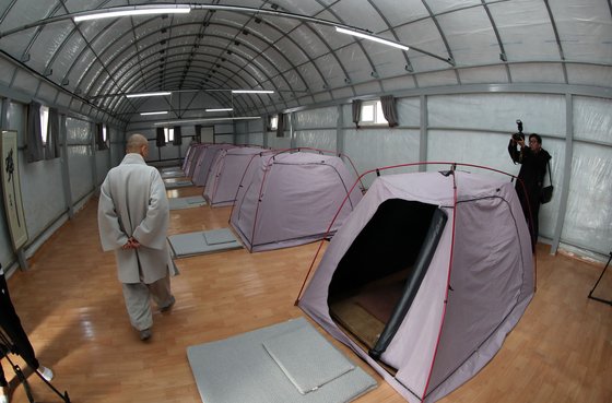 경기도 하남시 위례신도시 인근에 동안거 수행을 위해 마련된 비닐하우스 상월선원. 11일 동안거 입재식을 마친 9명의 스님은 난방시설이 없는 이곳에서 겨울 석 달간 문밖 출입을 금한 채 하루 한 끼를 먹으며 수행한다. 스님들이 각자 머물 1인용 텐트가 보인다. 강정현 기자