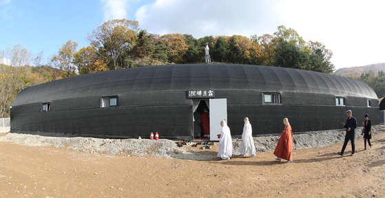 검은 천으로 덮인 비닐하우스 천막 선원. 석 달 간 입재한 스님들은 문밖 출입이 금지된다.