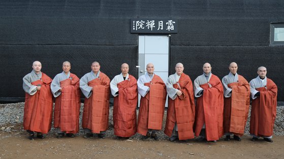 올 겨울 석 달간 상월선원에서 동안거에 들어가는 9명의 스님. 왼쪽부터 도림·재현·진각·심우·성곡·자승·호산·무연·인산 스님. 진각 스님은 ’고행이 아니라 공부가 목적이다“고 말했다.