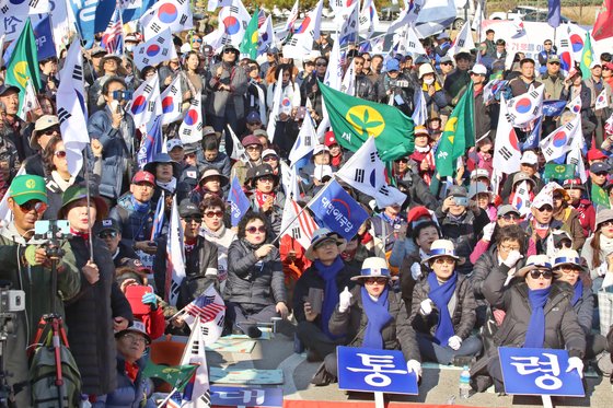 지난해 11월 14일 박정희 전 대통령 탄생 101돌을 맞아 박 전 대통령 생가앞에서 열린 제90차 태극기집회에 참석한 당시 대한애국당(현 우리공화당) 당원과 보수단체 회원들이 '박정희 지우기 중단하라' 등의 구호를 있다. [뉴스1]