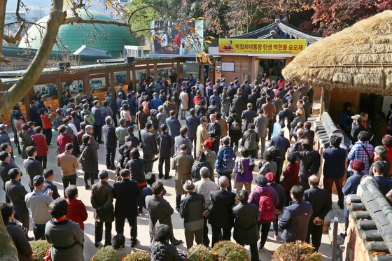 지난해 11월 14일 경북 구미시 박정희 전 대통령 생가에서 열린 '박정희 대통령 탄생 101돌 숭모제'에서 지지자들이 몰려 박 전 대통령을 추모하고 있다. [뉴스1]