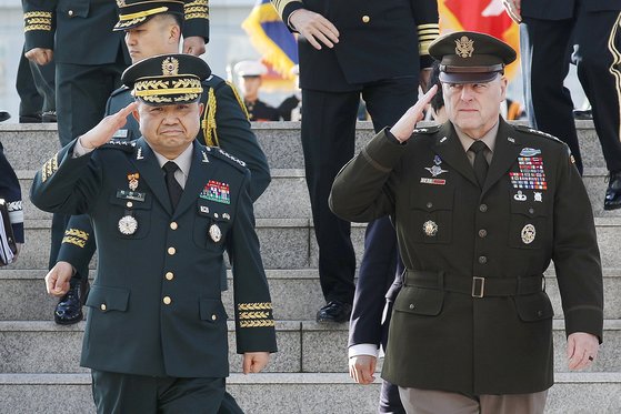 박한기 합참의장과 마크 밀리 미국 합참의장이 14일 오전 서울 용산구 합동참모본부에서 열린 환영 의장행사를 마친 뒤 회의장으로 향하며 거수경례를 하고 있다. [뉴스1]