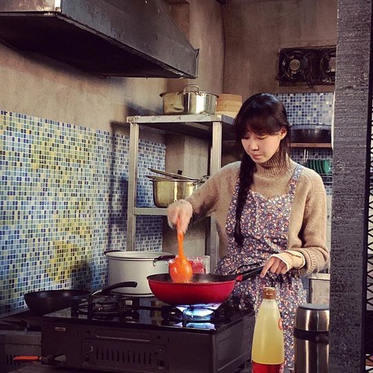 Actor Gong Hyo-jin handed Cheering to Can examinees.On November 14, Gong Hyo-jin posted a picture on his instagram with an article entitled Lets take a good test of examinees and eat The two-day match.Inside the photo is a picture of Gong Hyo-jin, who roasts The two-day match in Camelia, a KBS 2TV drama Camellia Phil.Gong Hyo-jin braided his hair into one, adding a pure charm: the vanishingly small face size of Gong Hyo-jin catches the eye.The fans who heard the news responded such as Your Camellia, A really good sister, and Can I saw it four years ago, but I want to eat the two-day match.delay stock