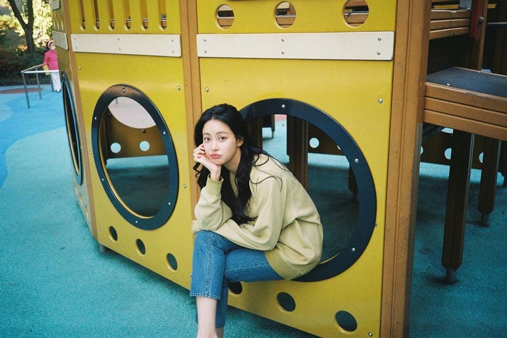 Actor Oh Yeon-seo revealed his appearance as an atmosphere Goddess.On November 14, Oh Yeon-seo posted two photos on his instagram.In the open photo, Oh Yeon-seo looks at the camera with a comical expression, while the subsequent photo shows Oh Yeon-seo, who shows off his unique elegant and youthful atmosphere.Park So-hee