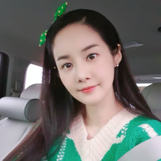 Actor Kim Ga-Yeon has reported on the latest.Kim Ga-Yeon posted a picture on his Instagram on November 14.The photo shows Kim Ga-Yeons selfie Kim Ga-Yeon showing off her wrinkleless porcelain skin.It is admirable to those who see beauty during the perfect time when they can not measure their age.Kim Ga-Yeon said, The river is green. Yesterdays photo. Kindergarten picnic lunch is packed from 7:00. I can not get up.Im preparing kimbap ingredients at dawn, and Im passing by, and he says he doesnt care about his own rice and only takes his daughters lunch. Love is moving.Park So-hee