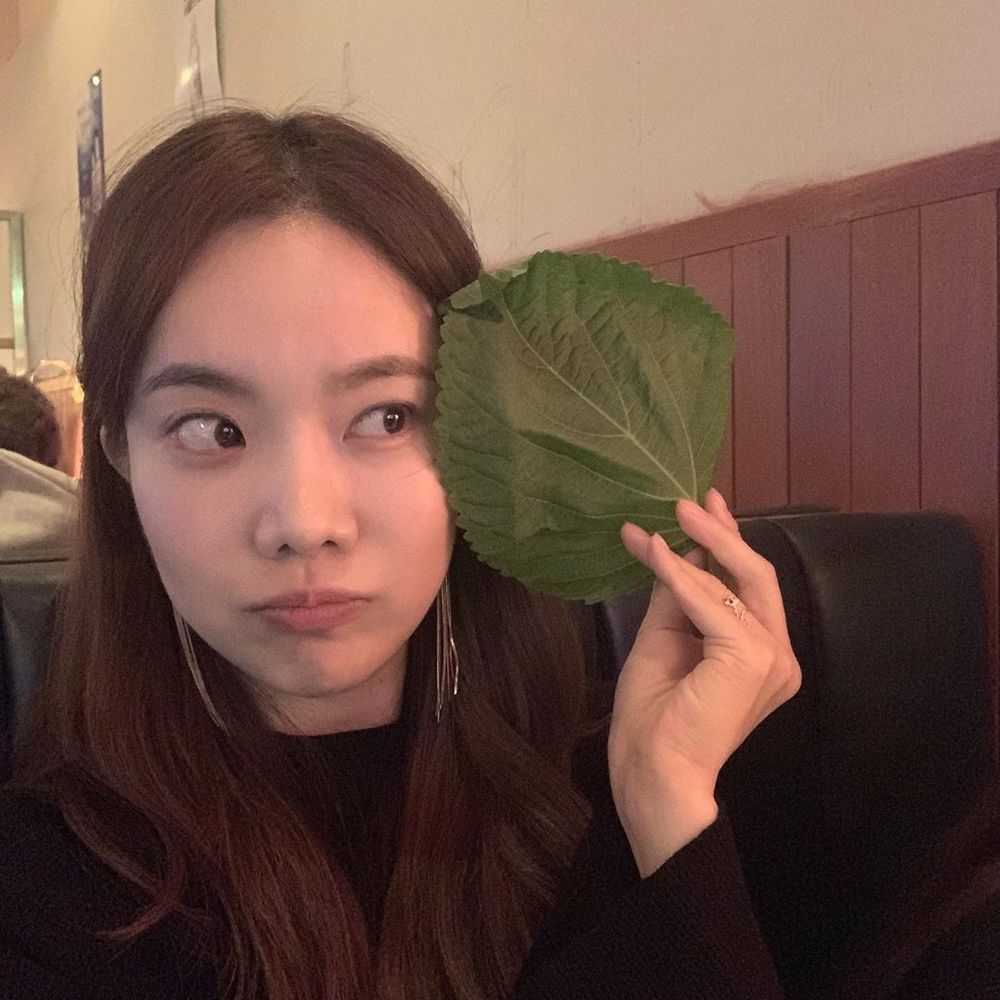 Trot singer Kim Nae Hee has revealed a human vitamin Down side.Kim Nae Hee posted three photos on his Instagram on November 14 with an article entitled What is the tasteless food to eat with sesame leaves in the world?Kim Nae Hee in the public photo is taking a selfie with various expressions with sesame leaves, and the big eyes that shoot the heart are as well as the playful eyes.Park So-hee