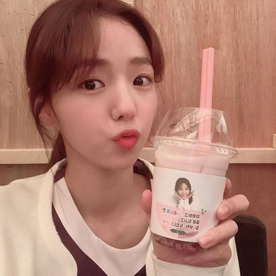 Chae Soo-bin showed his gratitude to Yoon Kyun-sang.Actor Chae Soo-bin shared two photos on his Instagram account on November 14, along with the phrase Bangsang, angel, what is it, so thank you for the coffee tea.In the photo, Chae Soo-bin is holding a drink and sticking out his lips. He then certified the coffee tea presented by Yoon Kyun-sang and added, I will do my best to shoot the movie.han jung-won