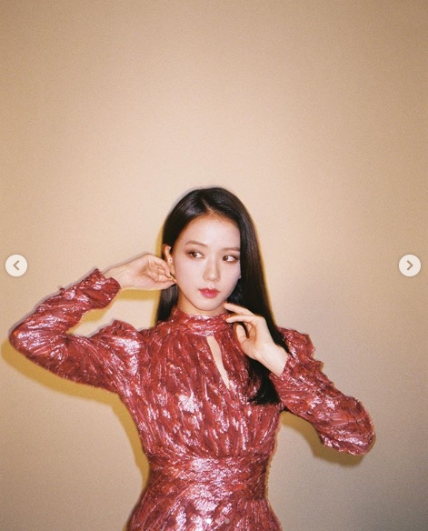 BLACKPINK JiSoo flaunts alluring Beautiful looksJiSoo posted several photos of herself on her personal Instagram account on November 13.In the photo, JiSoo poses in a variety of purple glowing dresses: a photo taken during an ad shoot.Park Su-in