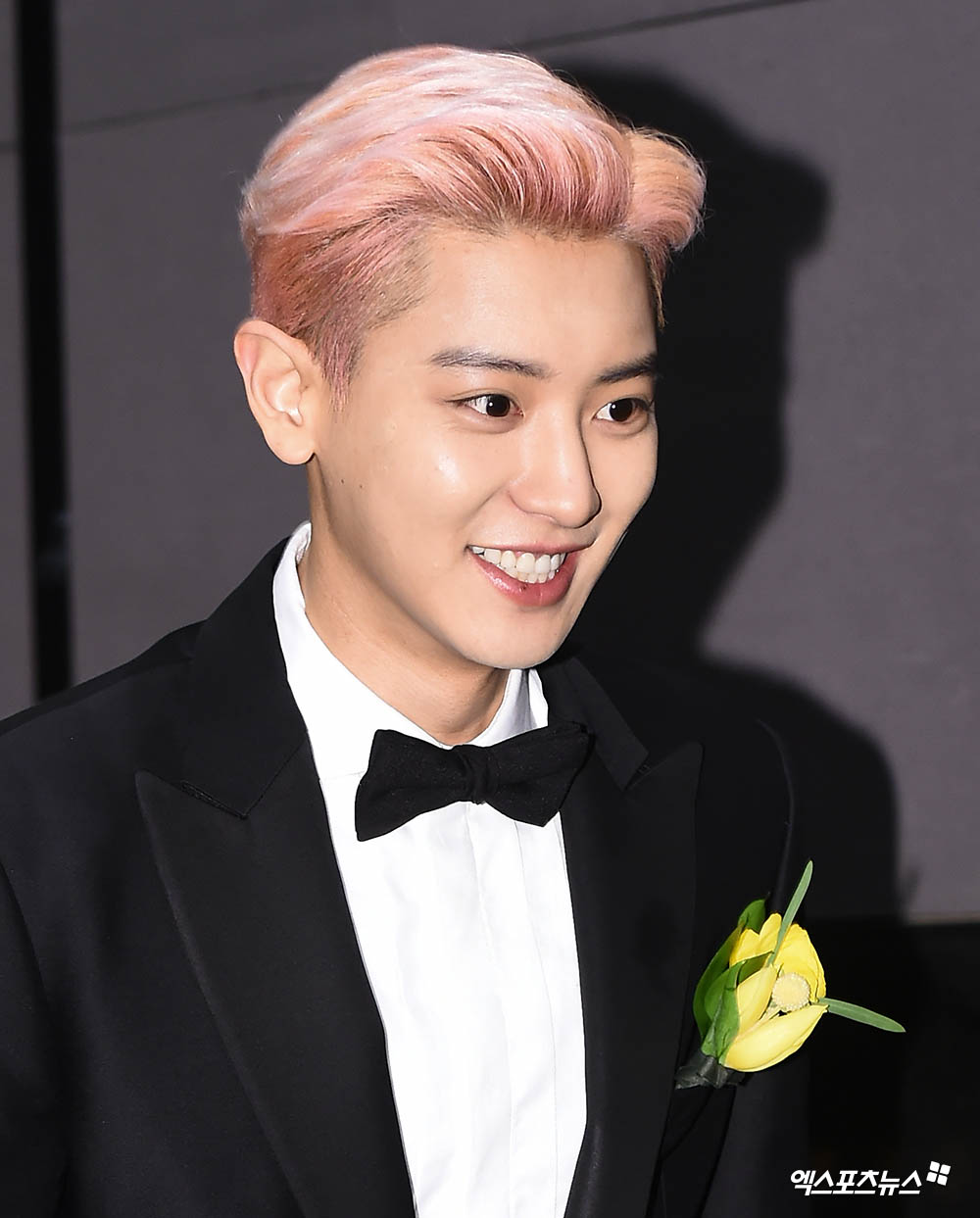 EXO Chanyeol, who attended the fan signing ceremony of Aqua Di Parma (ACQUA DI PARMA), the representative Italian classic perfume brand, held at Hyundai Department Stores Trade Center in Samsung-dong, Seoul, on the afternoon of the 13th, has photo time.Smiles sparkling in the dark.Splendid dry smile.This visual thumb.ExO representative handsome.The Handsome Heart.longest-lived of EXOPinky excitement.Heart to Heart.