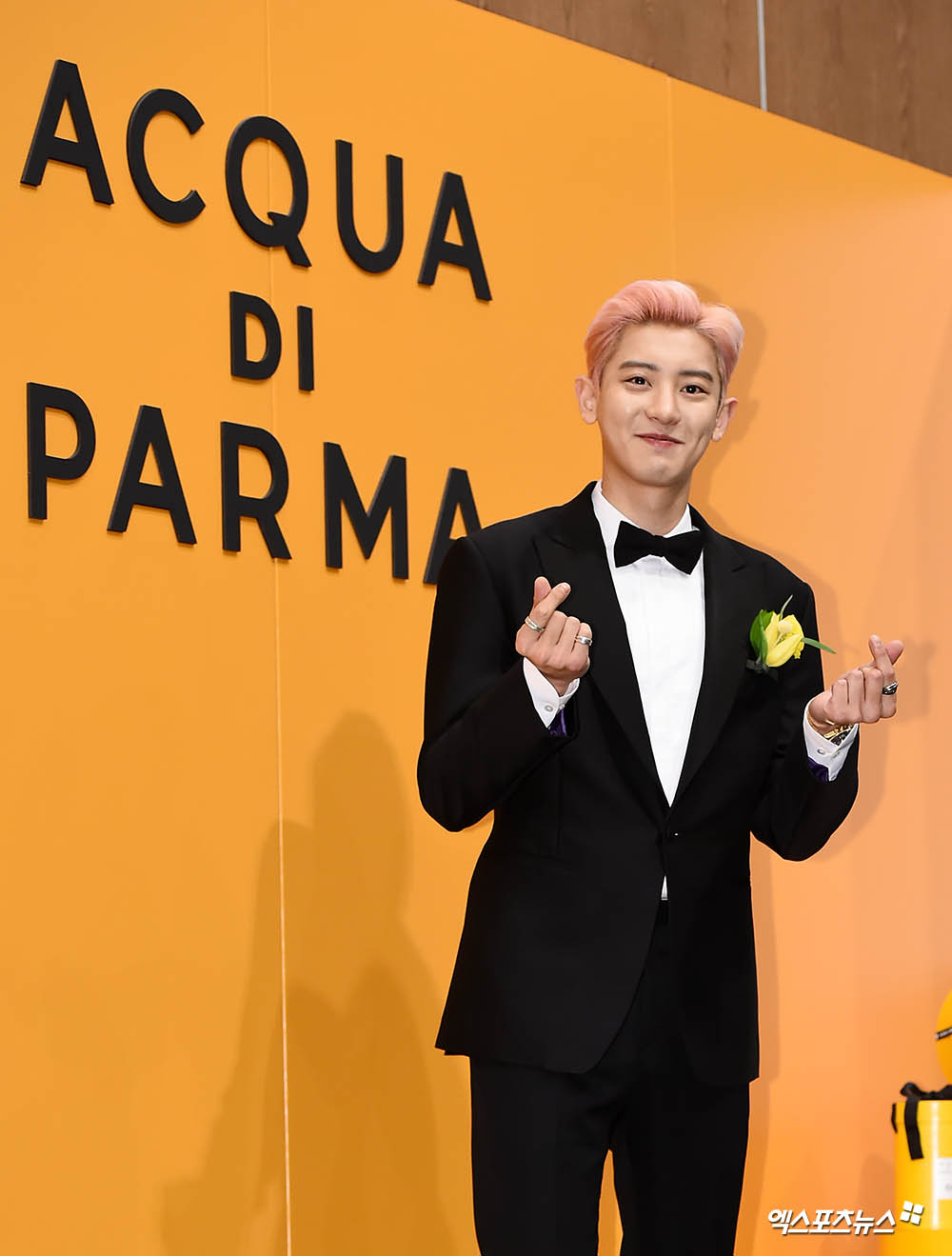 EXO Chanyeol, who attended the fan signing ceremony of Aqua Di Parma (ACQUA DI PARMA), the representative Italian classic perfume brand, held at Hyundai Department Stores Trade Center in Samsung-dong, Seoul, on the afternoon of the 13th, has photo time.Smiles sparkling in the dark.Splendid dry smile.This visual thumb.ExO representative handsome.The Handsome Heart.longest-lived of EXOPinky excitement.Heart to Heart.