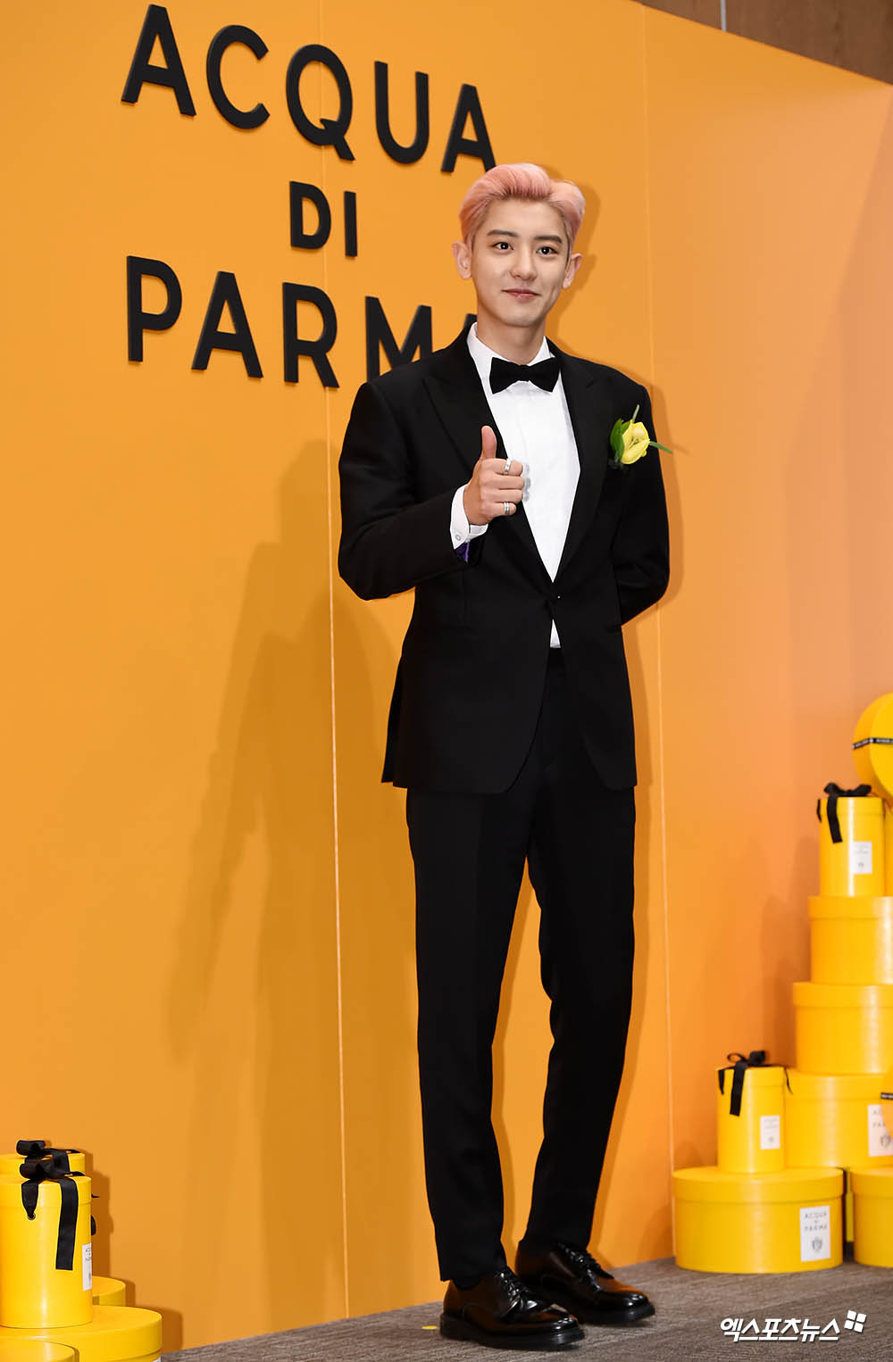 EXO Chanyeol, who attended the fan signing ceremony of Aqua Di Parma (ACQUA DI PARMA), the representative Italian classic perfume brand, held at Hyundai Department Stores Trade Center in Samsung-dong, Seoul, on the afternoon of the 13th, has photo time.Smiles sparkling in the dark.Splendid dry smile.This visual thumb.ExO representative handsome.The Handsome Heart.longest-lived of EXOPinky excitement.Heart to Heart.