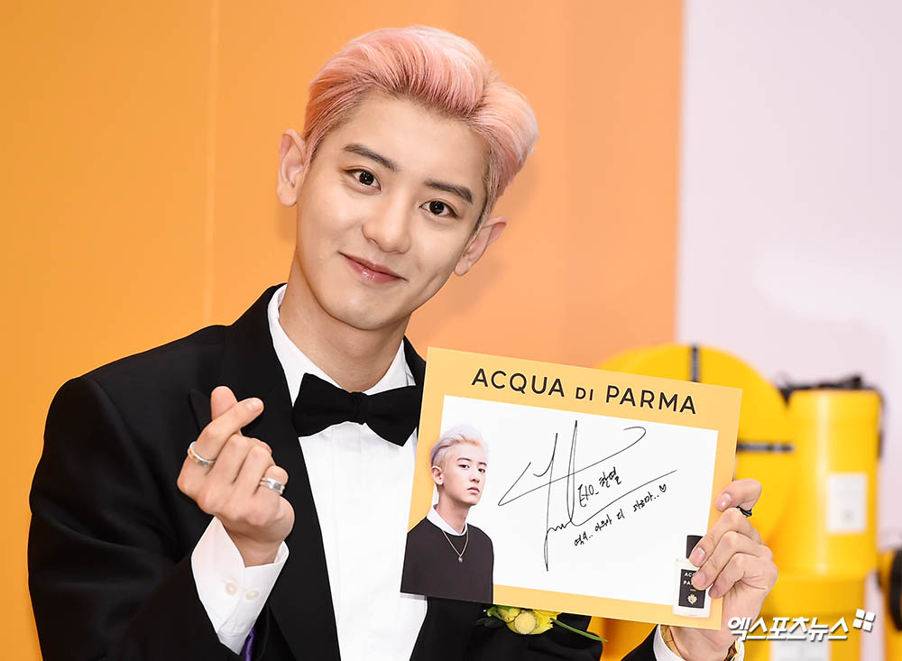 EXO Chanyeol, who attended the fan signing ceremony of Aqua Di Parma (ACQUA DI PARMA), the representative Italian classic perfume brand, held at Hyundai Department Stores Trade Center in Samsung-dong, Seoul, on the afternoon of the 13th, has photo time.Smiles sparkling in the dark.Splendid dry smile.This visual thumb.ExO representative handsome.The Handsome Heart.longest-lived of EXOPinky excitement.Heart to Heart.